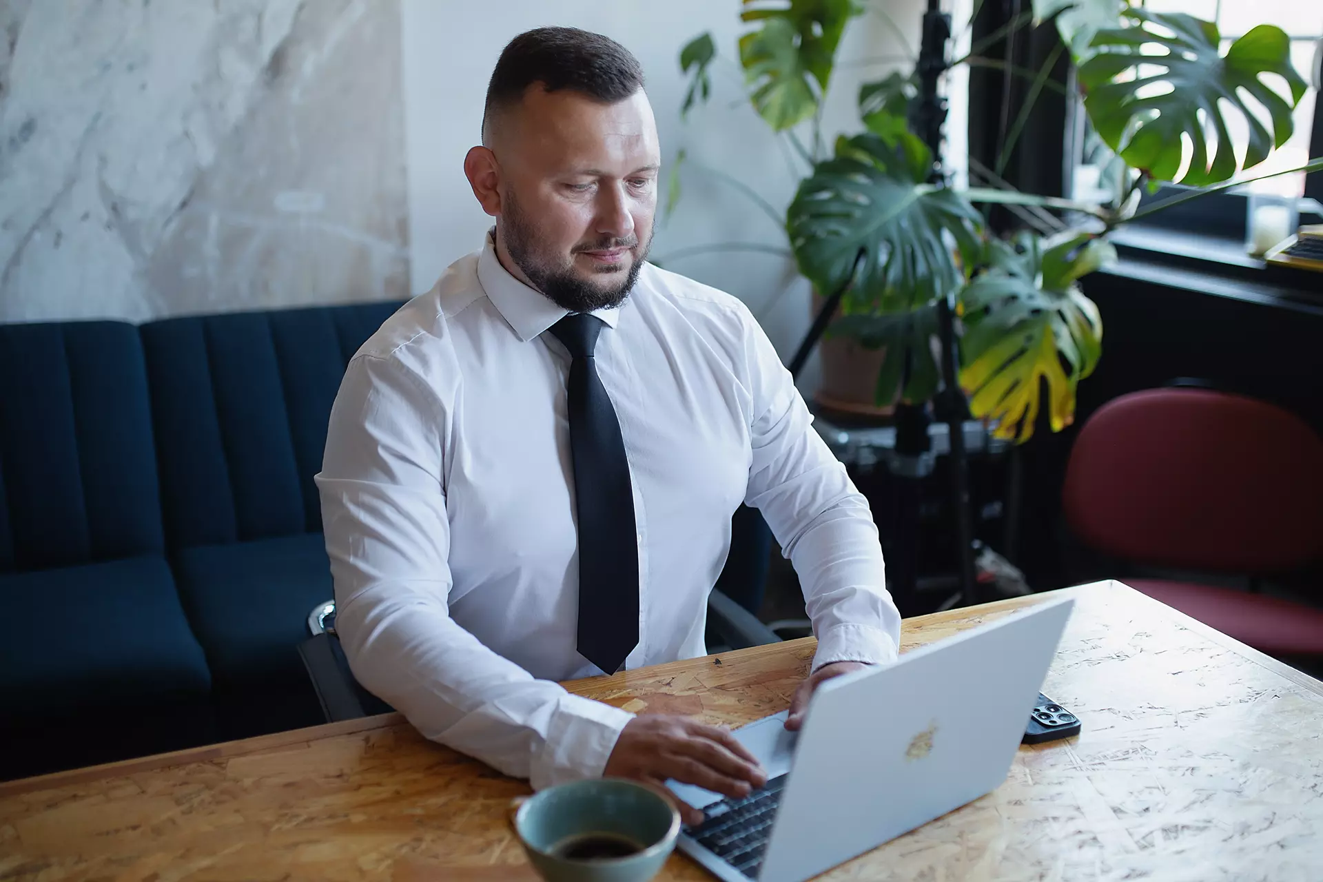 Michał Łutczyn podczas pracy analitycznej przy komputerze