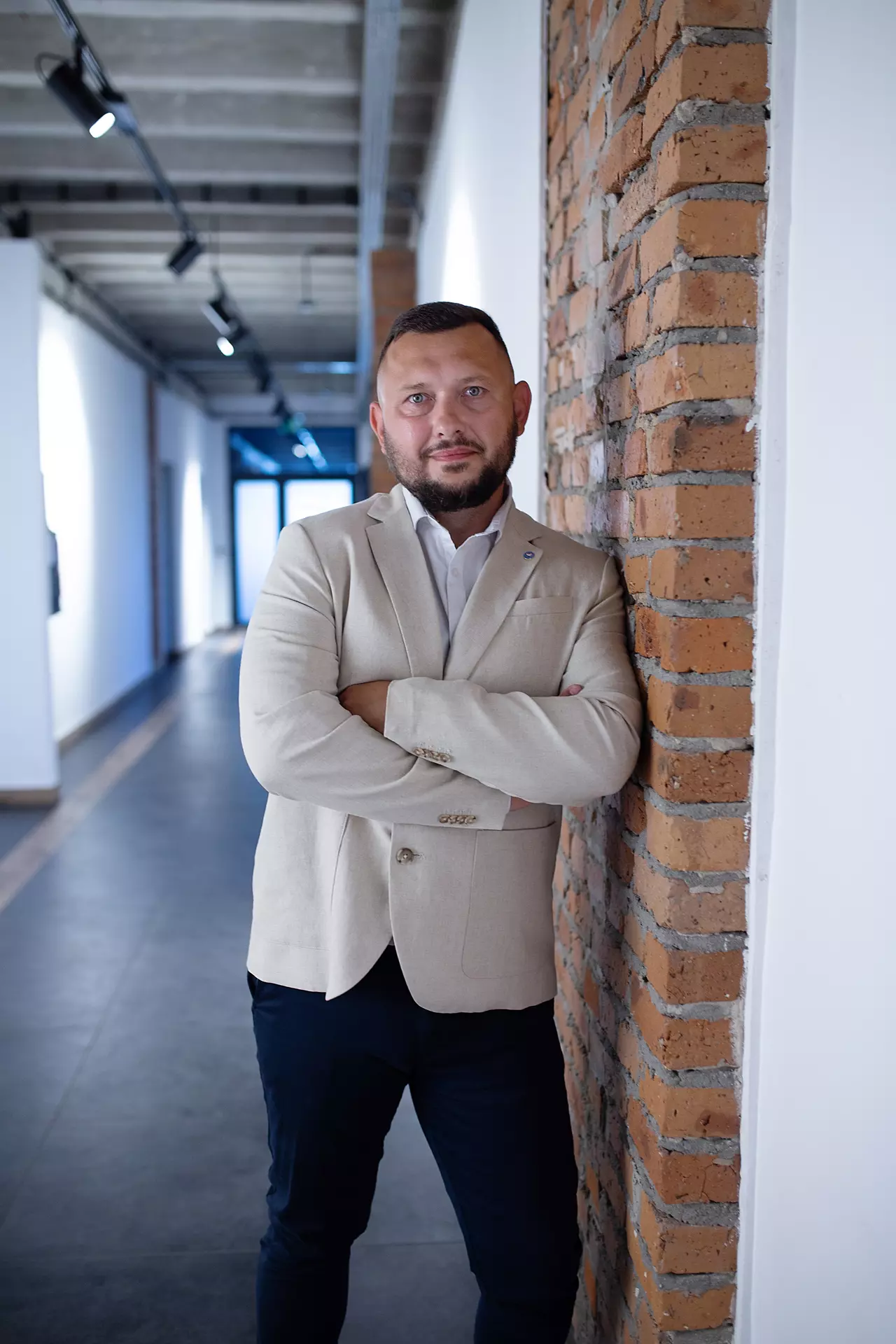 Michał Łutczyn podczas sesji wizerunkowej